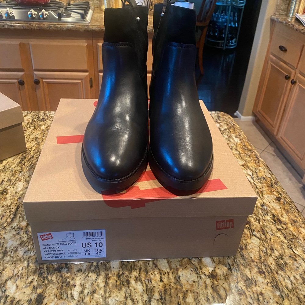 BRAND NEW IN BOX- FITFLOP SIGNEY BOOTS - BLACK LEATHER/ SUEDE - SIZE 10